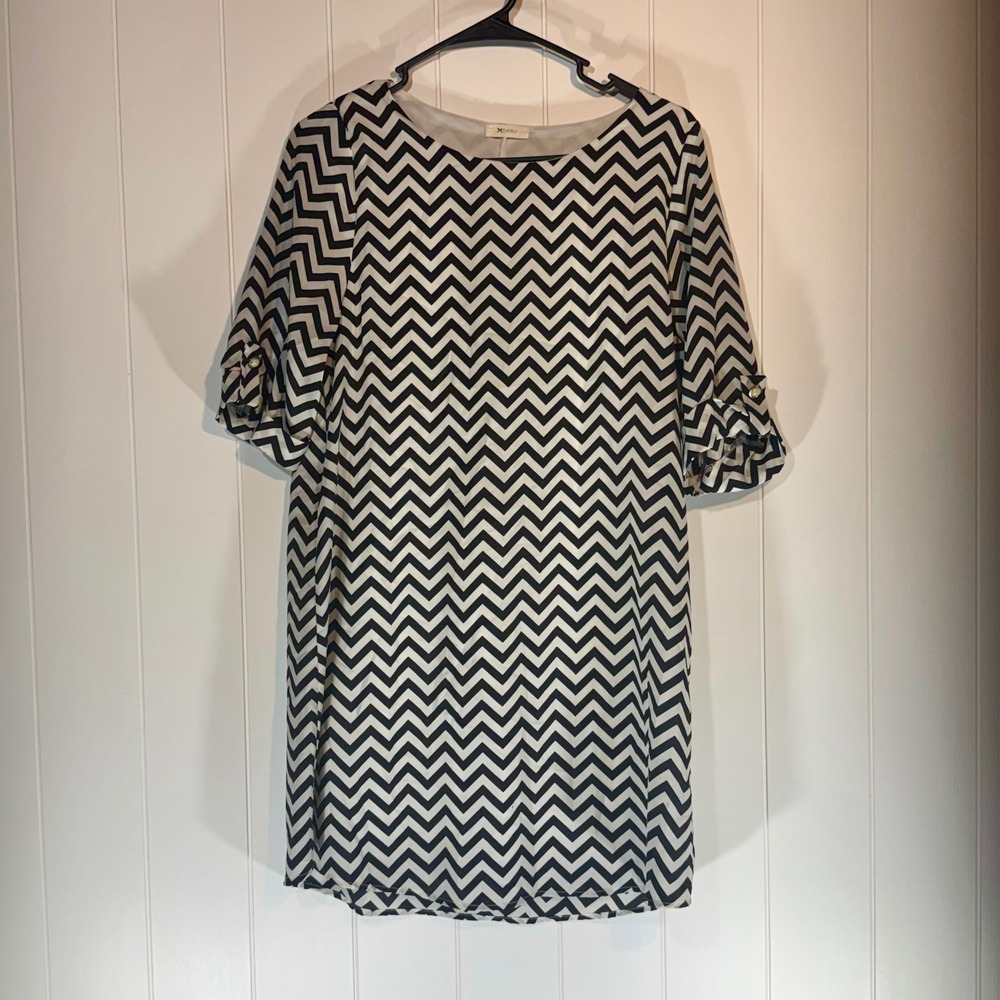 Everly Black White Chevron Shift Dress Elbow Sleeve Pearl Button Accent Size M